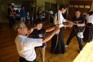 （写真）弓道体験教室