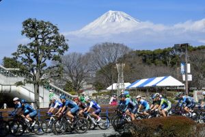 （写真）富士山の麓で走る選手たち