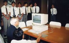 （写真）開設された富士市のホームページを閲覧する市長