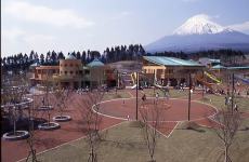 （写真）富士山こどもの国開園 園内の様子と富士山