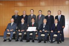 （写真）富士市長選挙で、現職の鈴木尚氏が3期目の当選