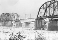 （写真）台風10号によって流失した富士川鉄橋