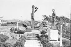 （写真）ディアナ号いかりとプチャーチン銅像建立