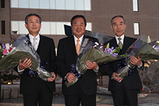 （写真）退任した鈴木尚市長（中央）、小林卓（右）・金指健司（左）両副市長