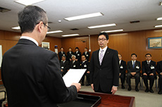 （写真）森田副市長に小長井市長から辞令交付