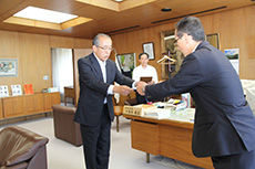 （写真）小長井市長から仁藤副市長に辞令交付