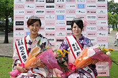 （写真）第29代かぐや姫クイーンの吉田美沙さん（左）、かぐや姫の金指奈美さん（右）