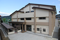 （写真）富士川第二中学校の新重層屋内運動場