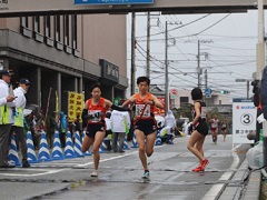 （写真）静岡県選抜チームのたすきリレー