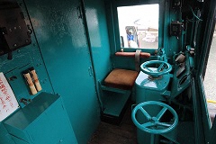 （写真）電気機関車の運転席