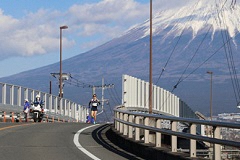 （写真）富士山を背に跨線橋を渡る