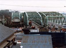 （写真）拡幅工事を行う富士川橋