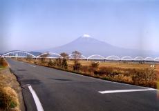 （写真）富士川堤防道路
