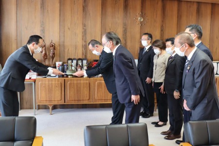 （写真）富士市議会から日本赤十字社富士市地区長の小長井市長へ寄付目録を手渡しました。