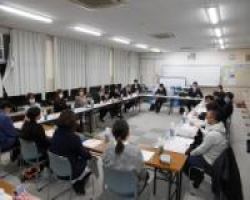 （写真）神戸小学校　懇談の様子2