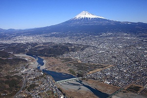 （写真）空からかりがね堤と富士山