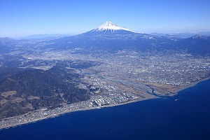 （写真）富士川河口と富士山を空から撮影