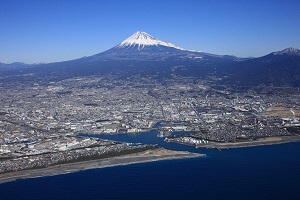 （写真）田子の浦港と富士山を空から撮影
