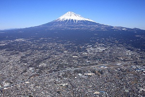 （写真）新東名新富士インター・富士西公園と富士山を空から撮影