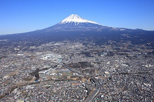 （写真）東名富士インターと富士山を空から撮影