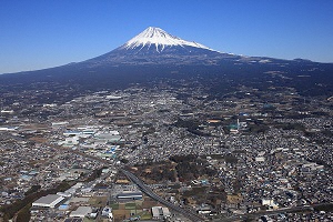 （写真）広見公園と富士山を空から撮影
