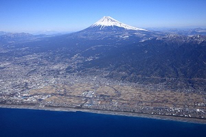 （写真）浮島沼と富士山（愛鷹山を含む）を空から撮影