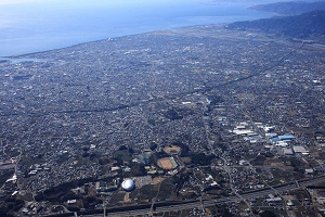 （写真）富士山方面から駿河湾へ向かった富士市街(富士川河口を含む）を空から撮影