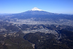 （写真）旧富士川町松野地区と富士山を空から撮影