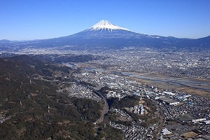 （写真）旧富士川町富士川地区と富士山を空から撮影