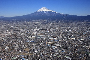 （写真）国道1号バイパス方面より新幹線新富士駅・ふじさんめっせと富士山を空から撮影