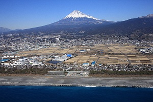 （写真）富士マリンプールと富士山を空から撮影