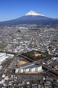 （写真）中央公園と富士山を空から撮影