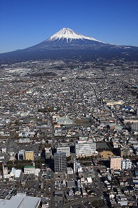 （写真）市役所と富士山を空から撮影