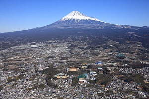 （写真）富士総合運動公園と富士山を空から撮影