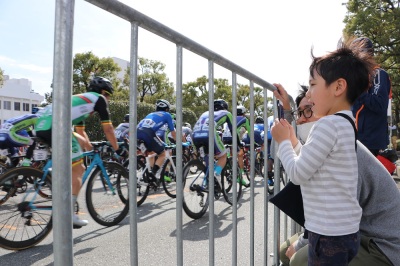 （画像）サイクルロードレースの観客の様子