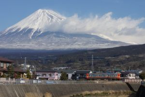 （写真）富士山と須津川と岳南電車