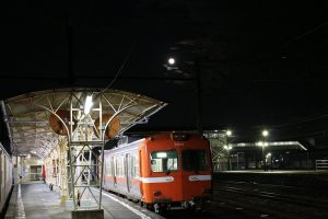 （写真）夜の吉原駅