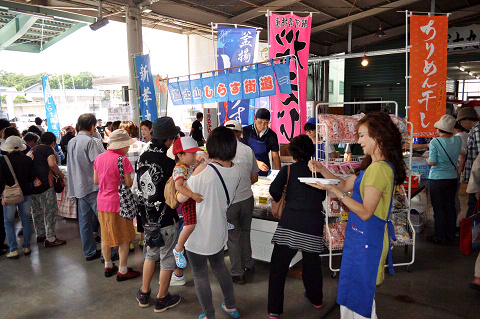 （写真）富士山しらす街道売店