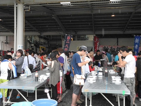 （写真）しらす丼を食べる来場者