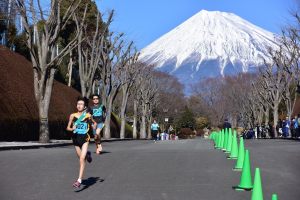 （写真）坂を駆け下りる選手