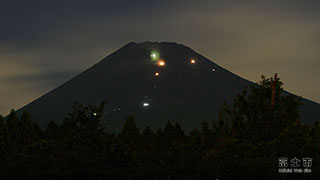（写真）夜の富士山と登山道の明かり