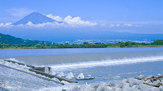 （写真）富士山と富士川