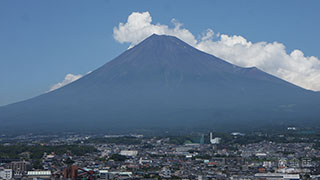 （写真）市庁舎から見た富士山