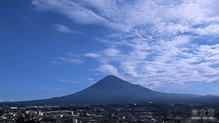 （写真）富士山と青空にたなびく雲