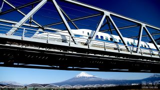 （写真）富士山と新幹線