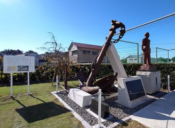 （写真）ディアナ号の錨とプチャーチン像