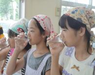 富士市の水を飲む小学生