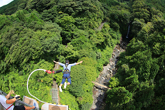 （写真）須津渓谷橋バンジージャンプ台から飛び降りたところ