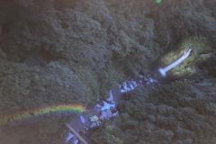 （写真）川底にかかった虹に向かってバンジージャンプ