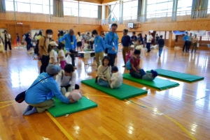 （写真）新体力測定の上体起こしの様子